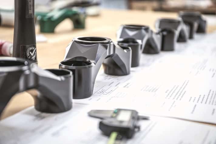 In Europa hat sich bislang keine Industrie zur Herstellung von Federgabeln etabliert. Einzelteile, wie diese Gabelkrone von Intend, lassen sich aber aus Europa beziehen.