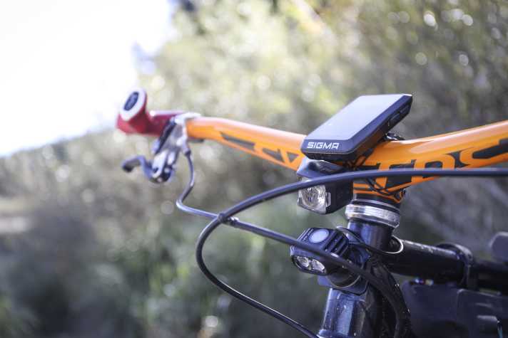 Die Lampen kündigen es an: Das wird ein langer tag im Sattel! Der Singlespeed-Antrieb erfordert so viel Wiegetritt, dass das GPS-Gerät gleich mit Winkel montiert wurde.