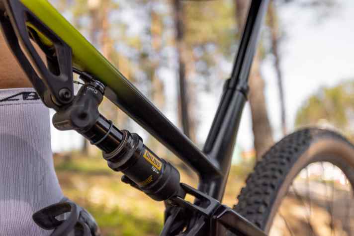 Schlank und leicht und mit, für Öhlins-Verhältnisse wenig, Federweg: der XC-Dämpfer TXCAir.