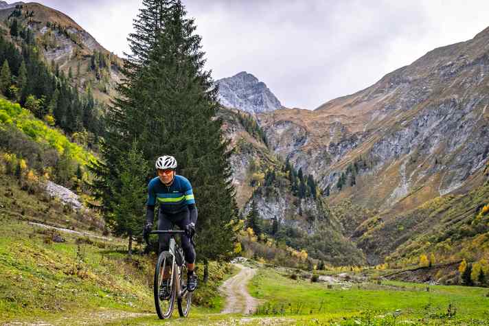 Schöne Täler, hohe Gipfel und danach vielleicht die Einkehr auf der Alm: Das Gravel Peaks in den Alpen dürfen Gravelbiker auf keinen Fall verpassen!