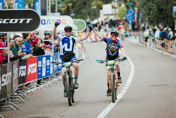 Glückliche Finisher des Scott Bike Marathons auf der Zielgeraden