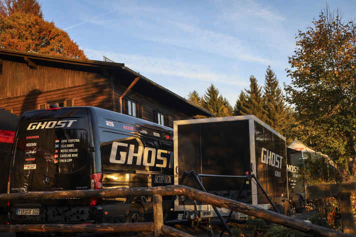 Wieder einmal fuhr das Ghost Factory Racing Team mit einem beeindruckenden Aufgebot vor der Unterkunft vor. Bei goldenem Herbstwetter macht ein Bike-Wochenende gleich doppelt Spaß.