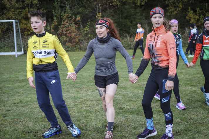 Hand in Hand mit XC-Worldcup-Fahrerin Isla Short: Der Camp-Tag startet in alter Tradition bereits um 7:30 Uhr mit einer Einheit Frühsport.