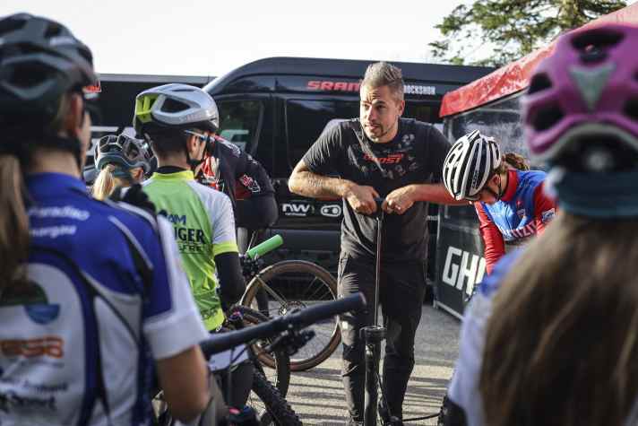 Da legt der Chef sogar selbst Hand an: Ghost Factory Racing Teammanager Thomas Wickles verpasst den Teilnehmern den optimalen Luftdruck.