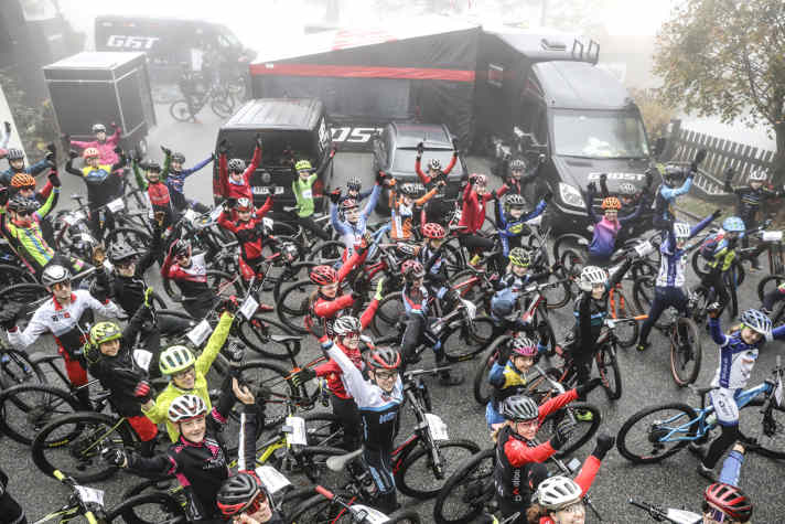 Die 60 Teilnehmerinnen und Teilnehmer des Ghost BIKE Jugendcamps vor dem Worldcup-Truck des Ghost Factory Teams.