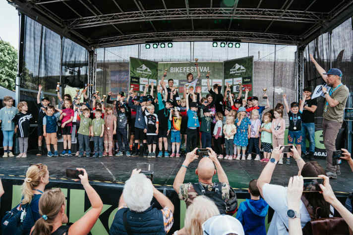Den Pokal einmal in die Höhe, bitte - und freundlich Grinsen!
