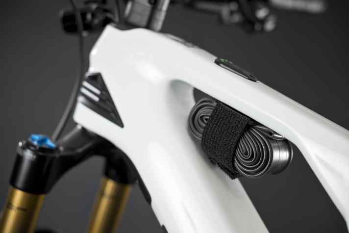 Mit verschiedenen Storage-Lösungen, unter anderem einem Tool-Mount unter dem Oberrohr, sorgt Merida für Stauraum am E-Bike.