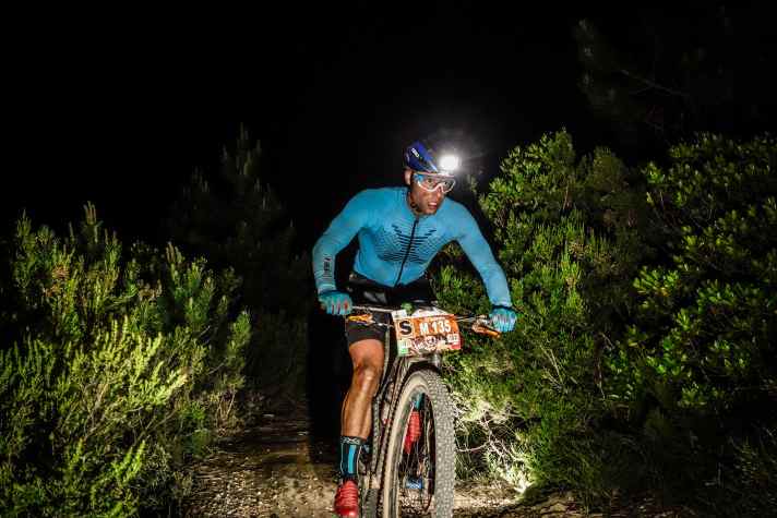 Die extremen Ausdauer-Fahrten von Kai Saaler dauern oft bis in die Nacht. Kai ist Weltmeister in 12- und 24-Stunden-Rennen.