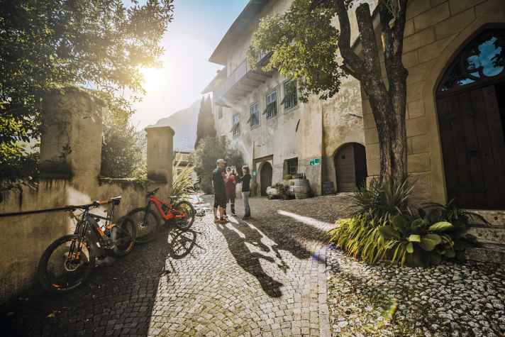 Traditionsgassen: Nach Tramin kommen die Meisten zum Törggelen im Herbst.