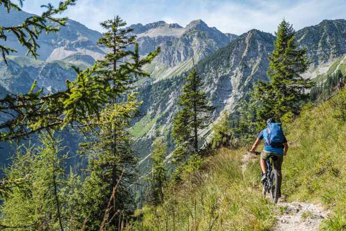 Der Soiernweg dient bei dieser Variante als Zufahrt zur Falkenhütte. Der Pfad hat kleine Tücken!