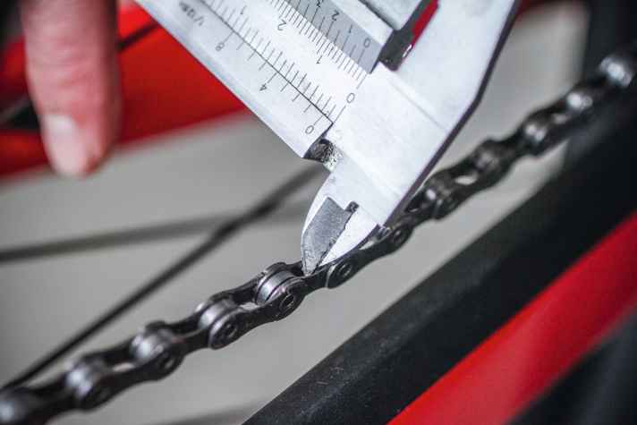 Shimano-Zwölffach-Ketten haben eine minimal engere Innen­lasche als Sram-Eagle-Ketten. Wer eine Shimano-Kette auf einem Sram-Eagle-Antrieb fährt, muss mit Chainsucks rechnen. Auch anders herum funktioniert die Kombi nicht perfekt. 