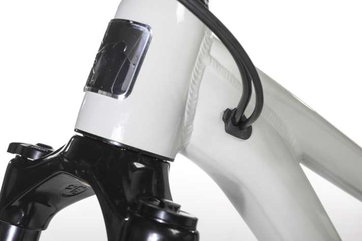 Schöne Details, wie ein edles Steuerrohr-Logo und innenverlegte Züge zieren den Rahmen des Marin Kinderbikes.