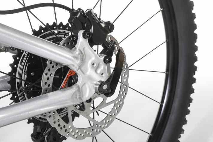 Das Kinder-Mountainbike von Scott kommt vorne wie hinten mit Schnellspann-Achsen.