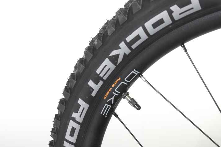 Mit 2,35 Zoll fetten Reifen ist das Trail-Hardtail für Kinder auf alles vorbereitet. Die leichten Duke-Felgen stehen als Upgrade-Option für junge Touren-Biker zur Wahl.
