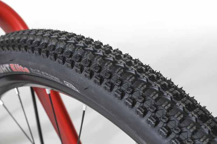 Die Kenda-Reifen am Roko.Bike 24 sind nur leicht profiliert und rollen schnell. Für gelegentliche Ausflüge auf Schotter und Waldwege reicht das allemal.