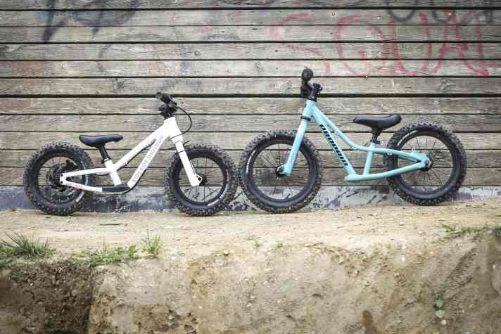 Kopf an Kopf: das Laufrad von Kids Ride Shotgun und das von Propain.