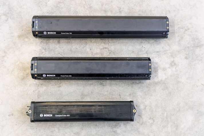 Der gängige Akku Powertube 750 für das Bosch System (oben) ist mit 4,3 Kilogramm ziemlich schwer und auch lang. Das stellt Konstrukteure vor eine Herausforderung. In der Mitte der 625er Powertube (3,5 Kilogramm), unten der CompactTube 400 (2,1 Kilogramm), der mit dem kleineren Bosch SX vorgestellt wurde.