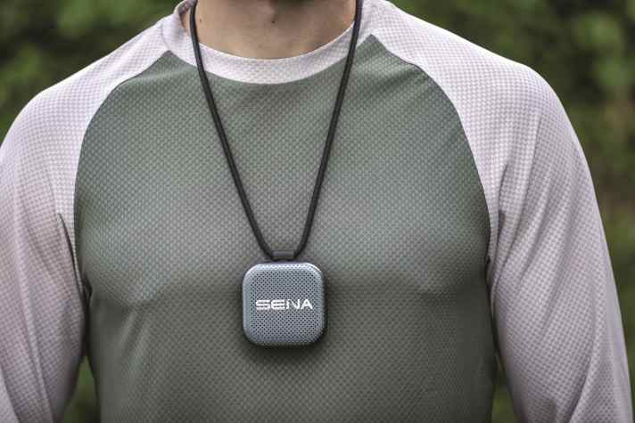 In Serie bietet Sena neben der Magnethalterung an einer Kordel auch eine Armband-Lösung fürs Talkie an.