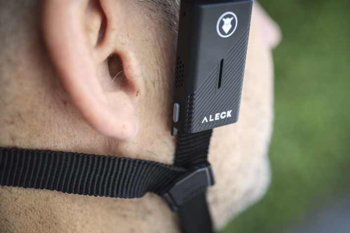 Intercoms mit Near-Ear-Technologie, wie hier die Aleck Punks, lassen die Ohren frei für die Geräusche herannahender Autos, surrender Hinterradnaben und das Zwitschern der Vögel.