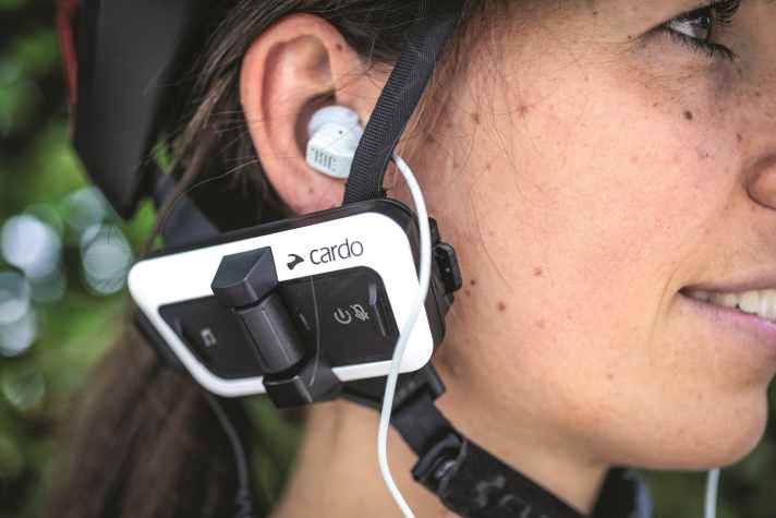 Obwohl kabellose Bluetooth-Kopfhörer nicht mehr aus dem Alltag wegzudenken sind, setzt Cardo weiterhin auf In-Ear-Modelle mit Kabelanschluss.