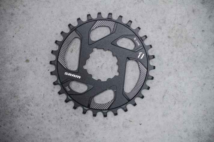Es gibt viele Montagestandards für Kettenblätter. Sram und Race Face haben schon länger einen jeweils eigenen Direct-Mount-Standard. 