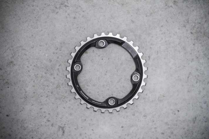  Shimano hielt bei den Elffach-Schaltungen noch am 104-mm-Lochkreis fest, setzt bei neuen 12fach-Kurbeln aber auch auf einen eigenen Direkt-Mount-Standard. 