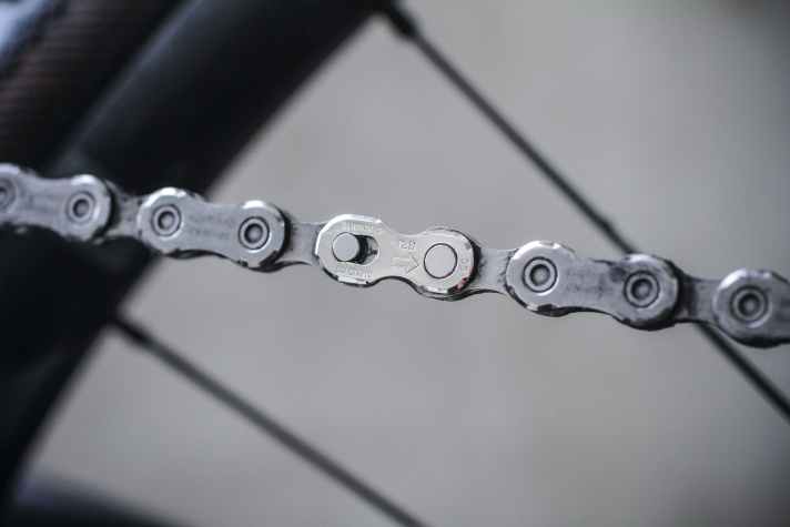 Mit der Zwölffach-Generation setzt auch Shimano auf Kettenschlösser zum Verschließen der Ketten. Jeder Kettenhersteller verwendet jedoch sein eigenes Kettenschloss. 