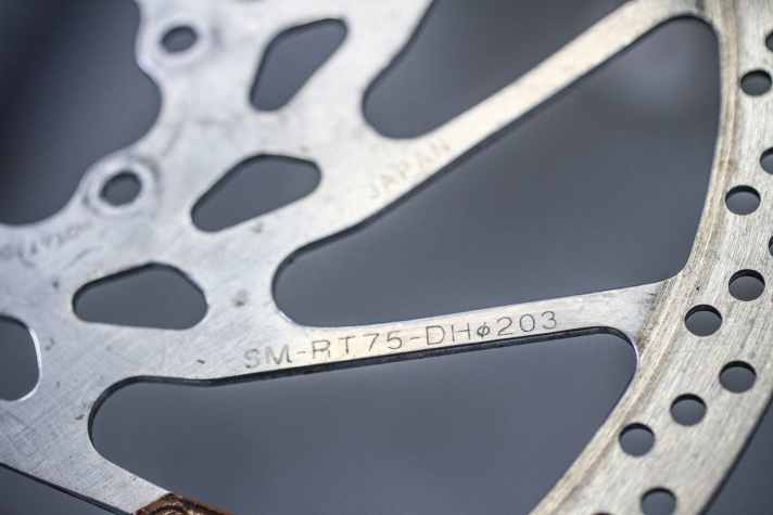Nicht Standard: Shimano hat Bremsscheiben mit 203 Millimetern Durchmesser. Scheiben von Avid gab es mal mit 185 Millimetern. 