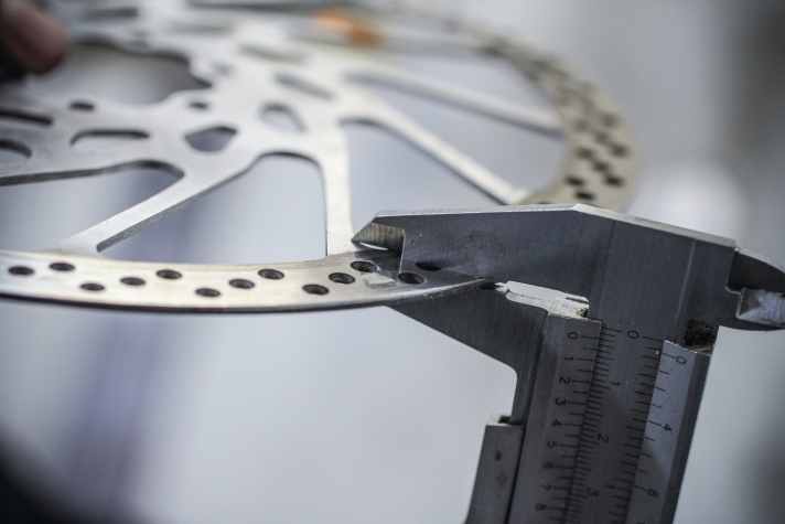 Fast Standard: Nahezu alle gängigen Bremsscheiben haben im Neuzustand 1,8 bis 2 mm Stärke am Reibring. 