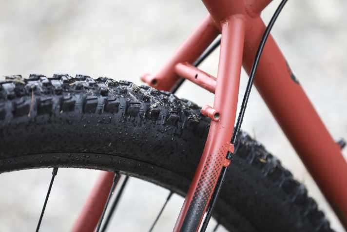 Der Stahlrahmen ist für Schutzbleche und Gepäckträger vorbereitet. So wird aus dem Kona Unit ein besonders vielfältiges Alltags-Bike.