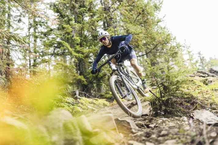 Eine überarbeitete Geometrie soll das neue Canyon Lux Trail in der Abfahrt noch sicherer und schneller machen.