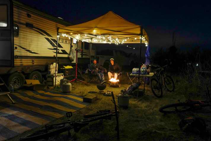Campen gehört zum 24 Hours in the old Pueblo wie die Kakteen zur Sonora-Wüste. Obwohl tagsüber meist die Sonne vom Himmel brennt, kann es nachts empfindlich kalt werden.
