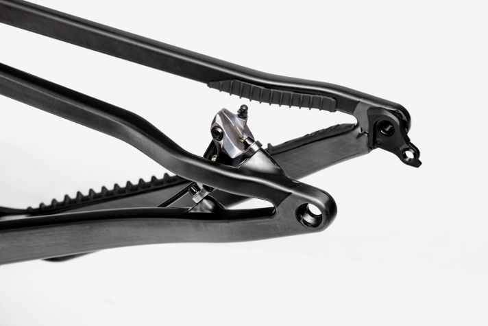 Optisch unauffällig fügt sich die Bremsaufnahme am Last Cinto V2 in das hintere Rahmendreieck aus Carbon.