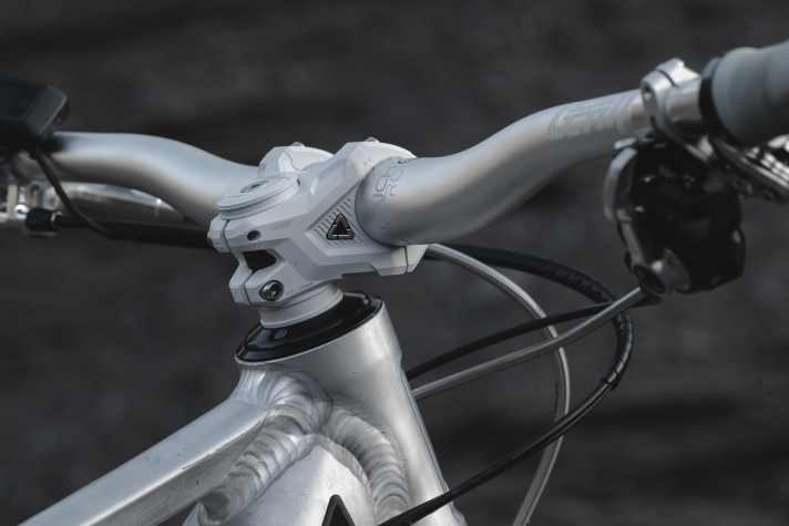 Die Leatt-Parts mit CeraMag kommen in schlicht weißem Finish.