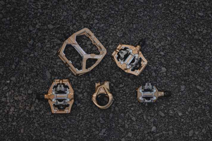 Die Leatt Komponenten in der Farbe Bronze>> <a href="https://www.awin1.com/cread.php?awinmid=14547&awinaffid=471469&clickref=B+Leatt+Bronze&ued=https%3A%2F%2Fwww.maciag-offroad.de%2Fmountainbike-teile%2F%3Fq%3DLeatt%2BBronze" target="_blank" rel="noopener noreferrer nofollow">hier erhältlich</a>* .