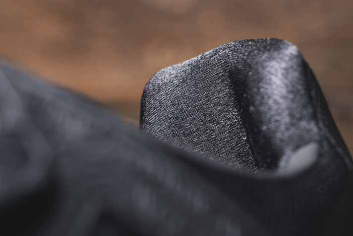 Bekannt von anderen Herstellern, jetzt auch bei den neuen Leatt-Endurance-Schuhen: ein bestimmtes Gewebe an der Ferse, dass den Fuß zwar einfach in den Schuh hineinrutschen lässt, aber verhindert, dass man beim Treten wieder herausrutscht.