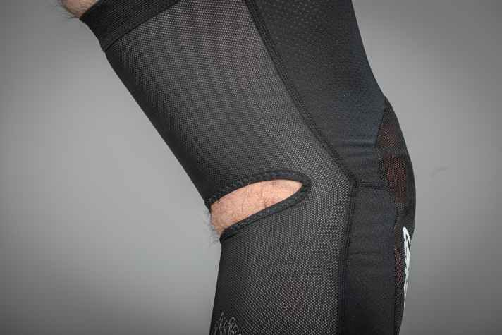 Aussparung hinterm Knie: Wo nichts ist, kann auch nichts zwicken