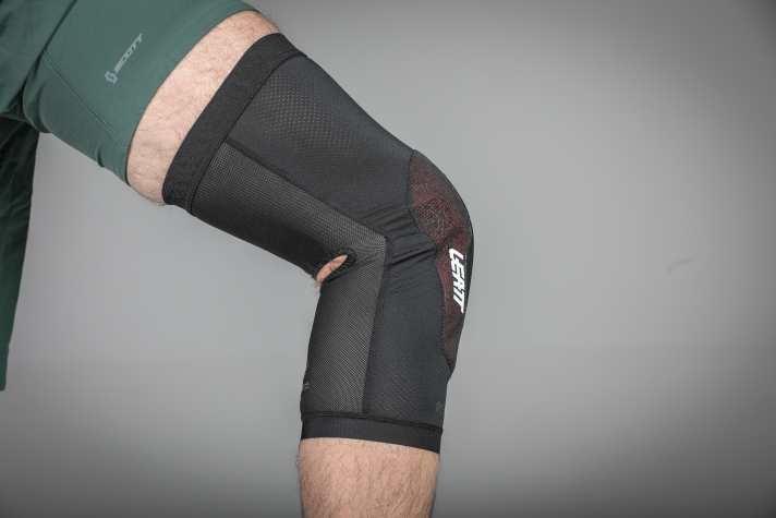 Auch der lange Sleeve trägt zum guten Sitz des Leatt Knieschoners bei