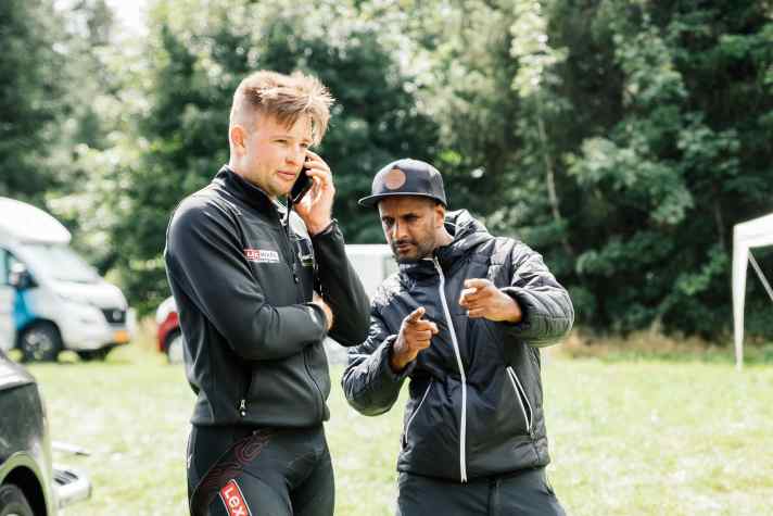 Luca Schwarzbauer am Telefon, Daniel Berhe hat den Blick für die Kamera.