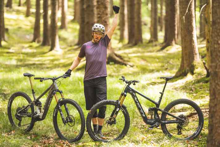 BIKE Redakteur Florentin Vesenbeckh mit den beiden Highend-Duellanten von Pivot und Yeti. Dürfte er sich eins dieser Bikes aussuchen, würde er zum Testsieger MTe mit TQ-Motor greifen.