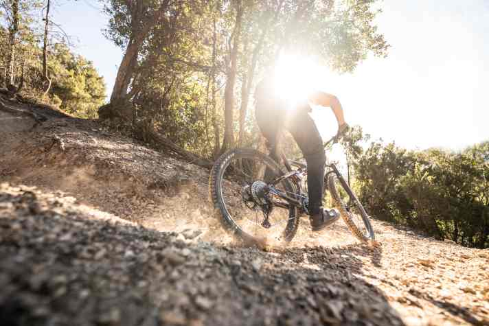 Da staubt’s! Auf unseren Testtrails in Pietra Ligure zeigte das iLynx+ Tourenqualitäten und auch eine ordentliche Bergab-Performance.