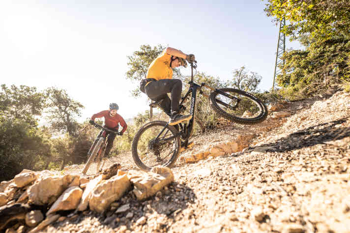Mit seiner enormen Leistung fliegt der Avinox-Motor mit Bike und Fahrer spielerisch auch über schwerste Hindernisse.