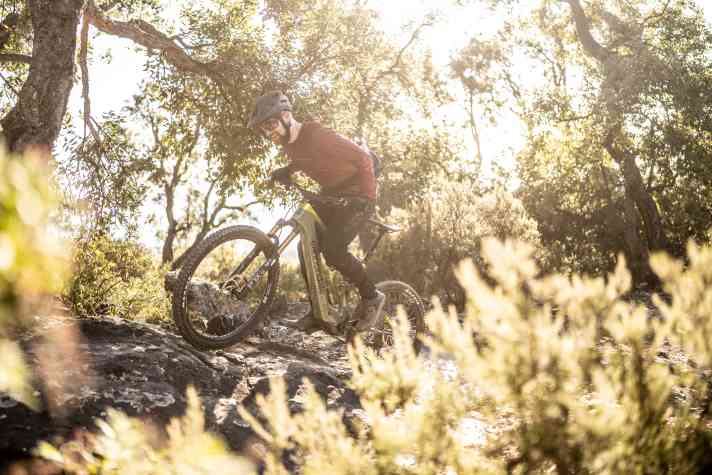 Mit starker Traktion und starkem Motor klettert das Cannondale gut. Der flache Lenkwinkel macht das Handling aber etwas instabil.
