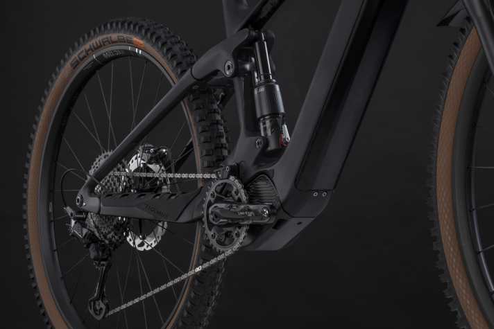 Nicht nur Hauptrahmen, auch Hinterbau und Dämpferanlenkung des Lightrider E3 Pro sind aus Carbon.