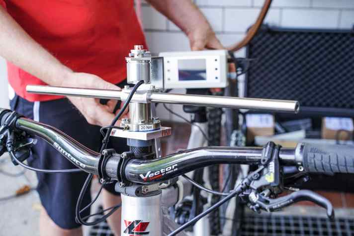 K.I.S. gleicht die beim Lenken ungleichen Kräfte aus.