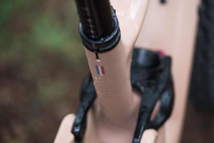 La Grande Nation: Lapierre ist stolz auf die Herkunft und labelt sein neues Allmountain mit der französischen Flagge.