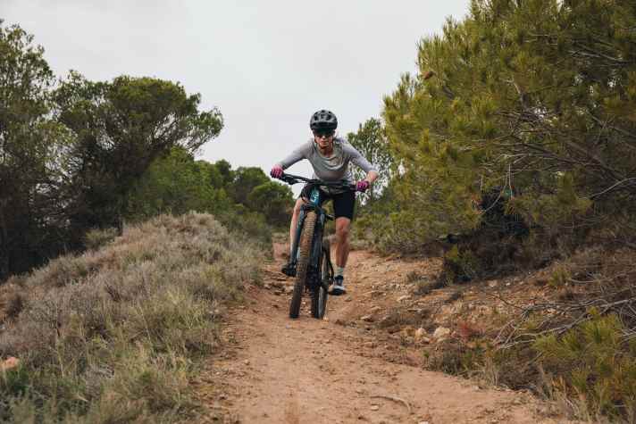 Das Hardtail E-MTB Lurra E+ 2 speziell - und nur - für Mountainbikerinnen.