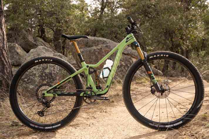 Auch kleine Fahrerinnen und Fahrer bekommen beim Mach 4 SL die passende Größe