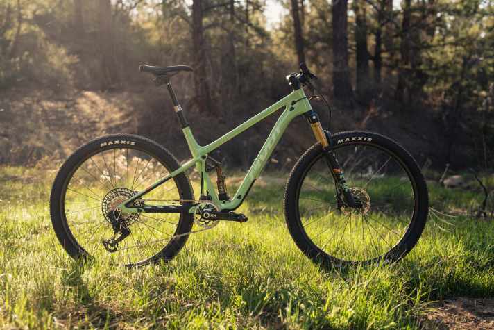 Down-Country-Trimm: Alle übrigen Versionen kommen mit mehr Federweg an Front und Heck