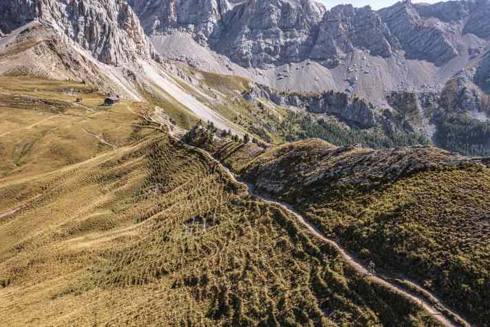Nochmal 300 Höhenmeter schieben wir zum San Nicolò hinauf.